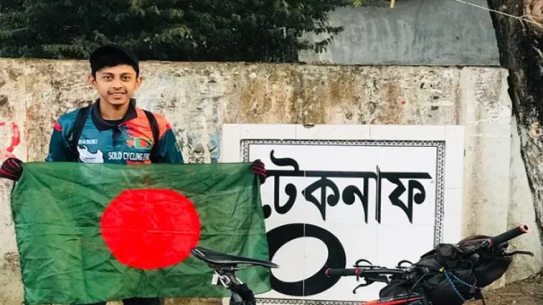 যে বার্তা নিয়ে ৬৪ জেলায় সাইকেলভ্রমণ শুরু করলেন চট্টগ্রামের স 