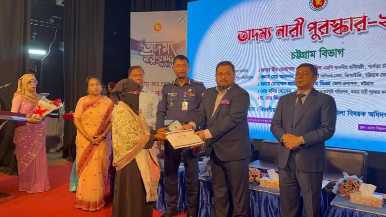 অদম্য নারী পুরস্কার প্রদান চট্টগ্রামে নারীর ক্ষমতায়নে সরকারে