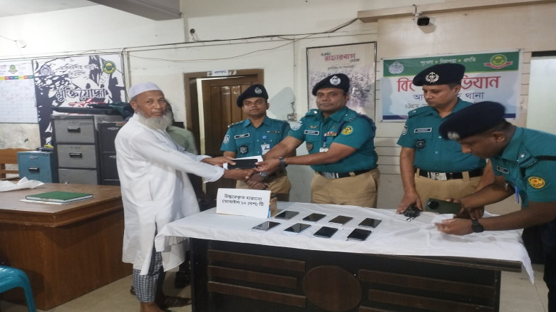 ১০ মোবাইল ফোন উদ্ধার ও মালিকদের হস্তান্তর: সিএমপি  আকবরশাহ থ